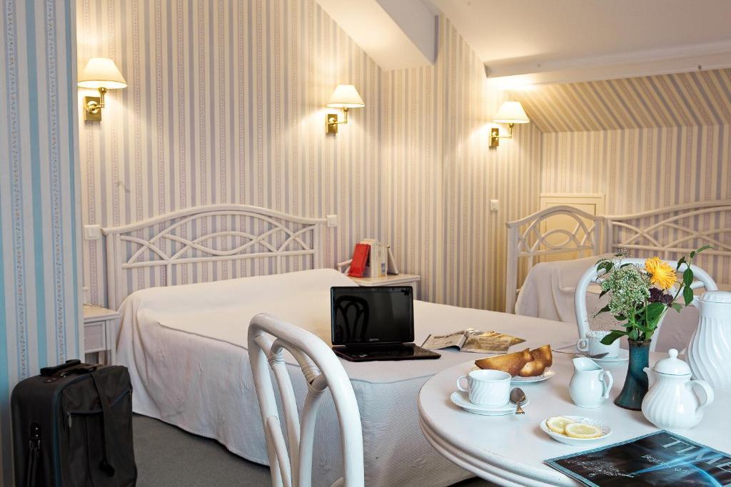 Logis Hôtel du Pont Neuf Le Veurdre Quarto foto