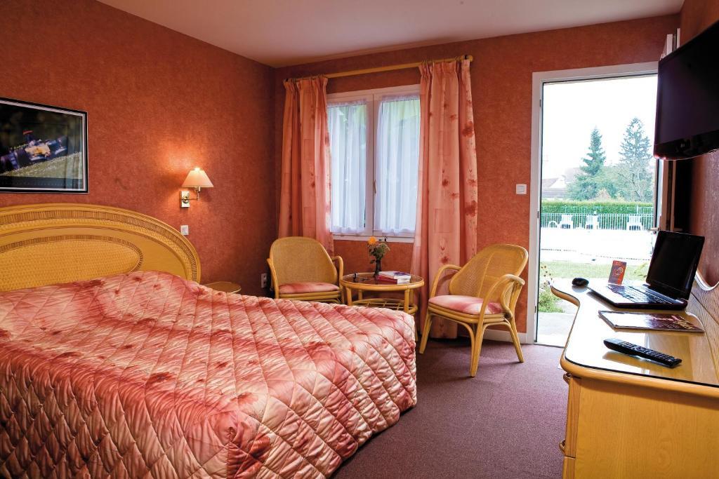 Logis Hôtel du Pont Neuf Le Veurdre Quarto foto